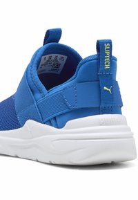Blå sports slip-on sko med tekstureret mesh-overdel, polstret krave og kontrastfarvet hvid gummisål. Har en bageste løftestang.