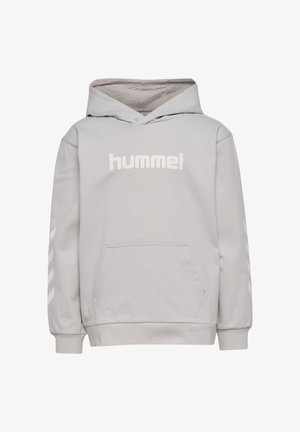 Jasnoszara bluza Hummel z kapturem, z przodu kieszeń typu kangur, długie rękawy z chevronowymi paskami oraz kaptur.
