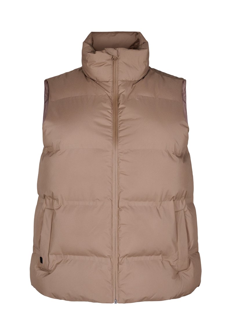 Gilet imbottito color marrone chiaro, dotato di colletto alto, chiusura frontale con zip, tasche laterali e texture trapuntata per l'isolamento.