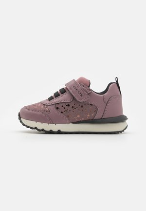 Barnets mauve sneaker med sort sål, perforerede side detaljer, sorte elastiske snørebånd og velcrobånd med mærket "GEOX" på hvid baggrund.