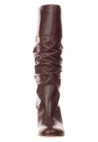 Bota de cuero burdeos hasta la rodilla con un diseño holgado, textura suave, punta afilada y detalles de costura sutiles.