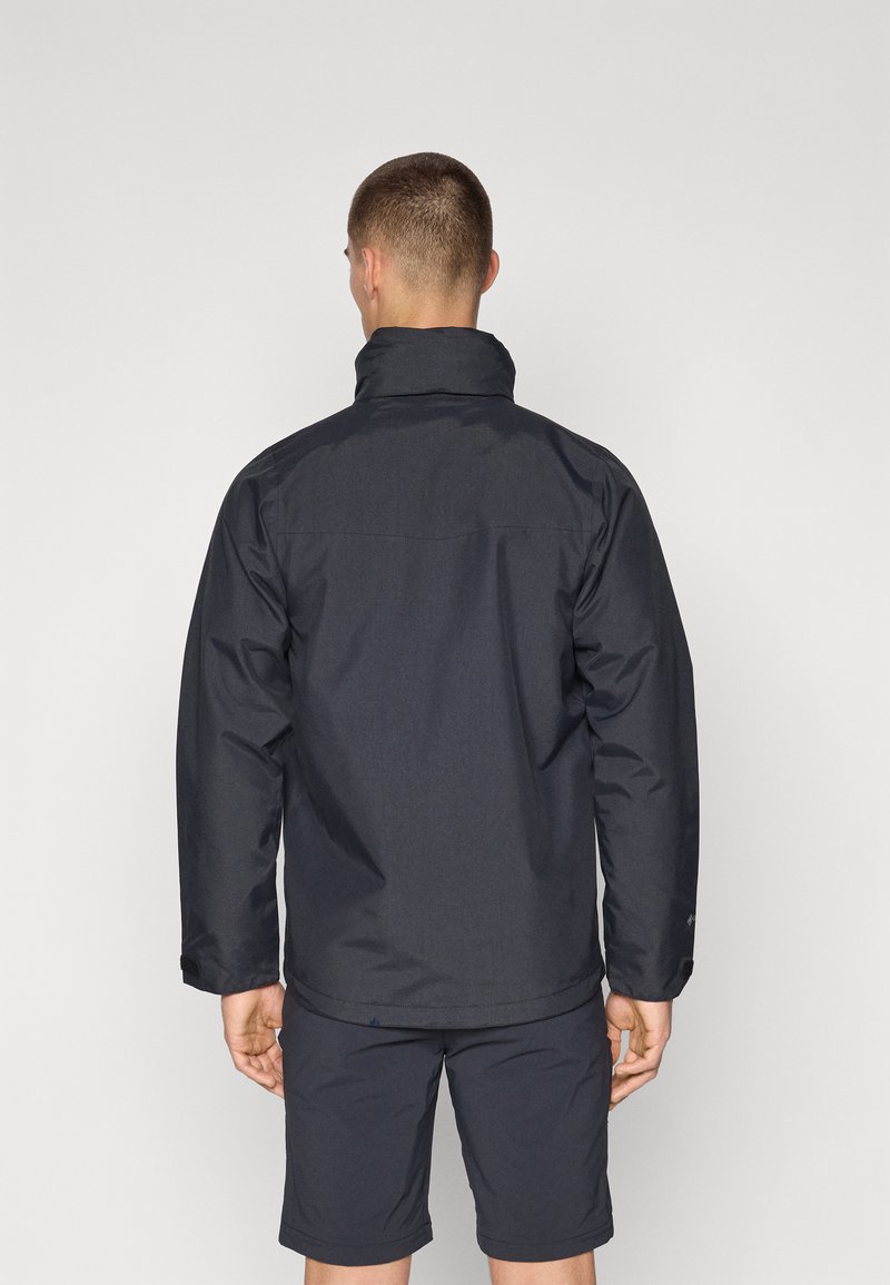 Czarna wodoodporna kurtka z wysokim kołnierzem, z długimi rękawami i luźnym krojem. Teksturowana tkanina z minimalnymi detalami.