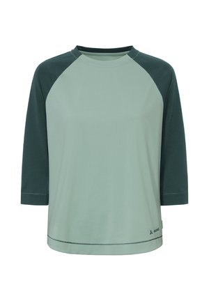 Chemise raglan vert clair avec manches trois-quarts vert foncé et col rond, petit logo près de l'ourlet inférieur du côté gauche.