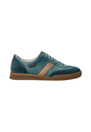 Chaussure de sport basse en cuir et daim bleu sarcelle avec des accents de rayures marron, des lacets assortis et une semelle en caoutchouc gomme.
