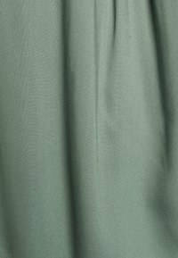 Vero Moda Curve VMDEBBIE PLEAT - Blusa - laurel wreath