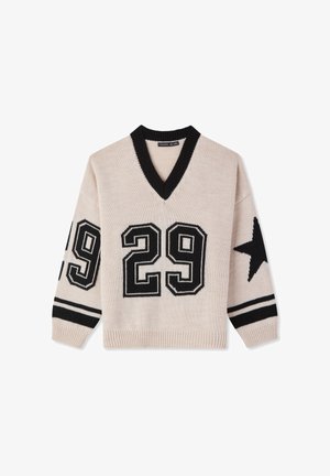 Maglione lavorato a maglia color crema con scollo a V nero. Presenta un grande "29" nero sul davanti, motivo a stelle sulla manica e polsini a righe. Finitura strutturata.