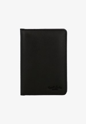 Zwarte leren portemonnee met een gladde textuur, afgeronde hoeken en subtiele stiksels. Bevat een reliëflogo in de rechterbenedenhoek.