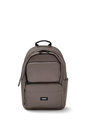 Brązowy plecak Larkson Hamburg z dwoma przednimi kieszeniami na zamek, górnym uchwytem i kieszeniami bocznymi na białym tle.