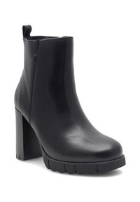 Czarne skórzane botki za kostkę na grubym słupkowym obcasie, o gładkiej fakturze, zaokrąglonym nosku i z pętlą z tyłu. Posiadają podeszwę z bieżnikiem.