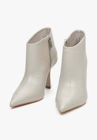 Botki na kostkę z wydłużonym noskiem w miękkiej szarej skórze syntetycznej, z bocznymi zamkami błyskawicznymi i 3-calową blokową obcasem, o gładkiej fakturze z minimalnymi akcentami.