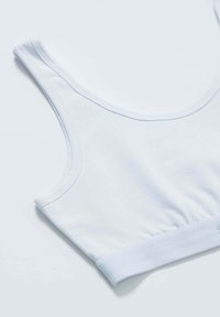 Witte katoenen bh met een gladde textuur, brede schouderbanden en een zachte elastische band aan de onderkant. Geen extra patronen of details.