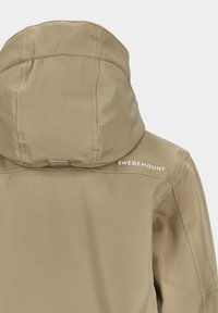 Beige Kapuzenjacke mit glatter Textur, die ein sichtbares Logo an der Schulter und präzise Nähte entlang der Säume aufweist.