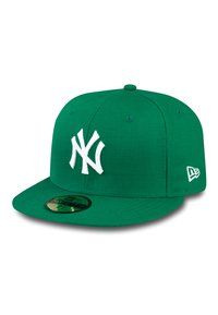Zielona dopasowana czapka bejsbolowa z materiału, z białym haftowanym logo New York Yankees z przodu i zielonym daszkiem.