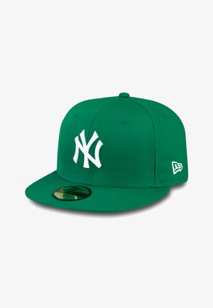 Grüne, taillierte Baseballmütze aus Stoff mit einem weißen gestickten New York Yankees-Logo auf der Vorderseite und einem grünen Schirm.