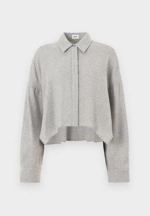 Chemise grise courte en tissu doux, avec un col, une fermeture à boutons sur le devant et des manches longues avec des poignets ajustés.