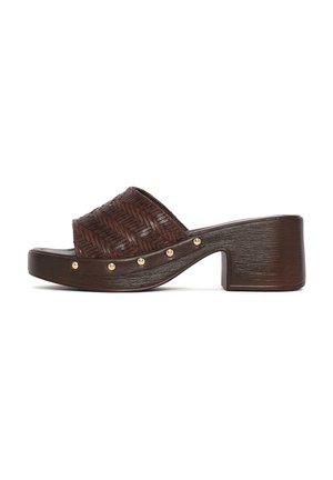 Brun åben-tå slidesandal med flettet læderrem, guldnitter langs sålkanten og en chunky mellem-høj hæl.