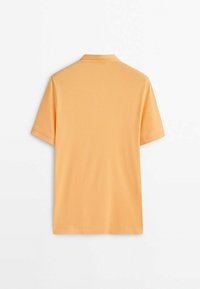 Kurzarm-Polohemd in hellorange, aus weichem Stoff. Verfügt über einen klassischen Kragen und ein sauberes, unauffälliges Rückendesign.