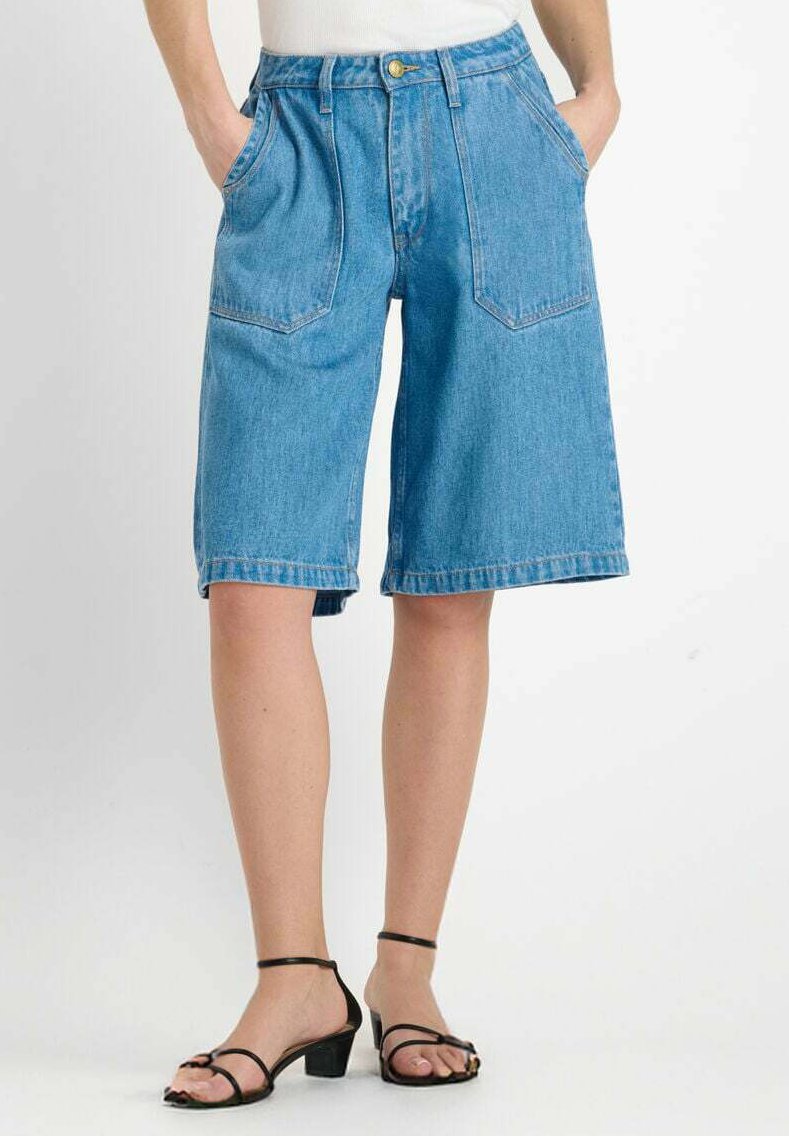 Denim culotte shorts, lichtblauw. Hoge taille, voorzakken, omgeslagen zoom. Gekocht met zwarte sandalen met bandjes. Soepele stofstructuur.