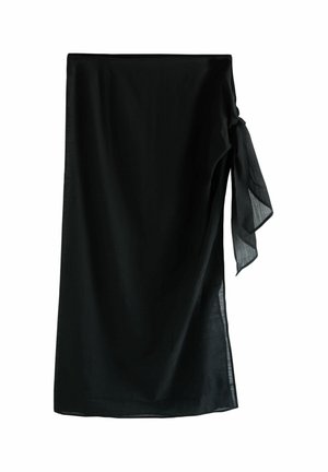 Schwarzer knielanger Rock mit seitlicher Schleifendetail, das auf der rechten Seite einen drapierten Effekt erzeugt.