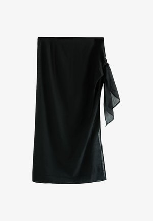 Černá sukně délky ke kolenům s detailem zavazování na boku vytvářejícím na pravé straně řasený efekt.