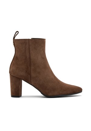 Brązowe zamszowe botki za kostkę z ostro zakończonym noskiem i blokowym obcasem. Posiadają tylną pętelkę oraz gładką fakturę. Zamknięcie na zamek z boku.