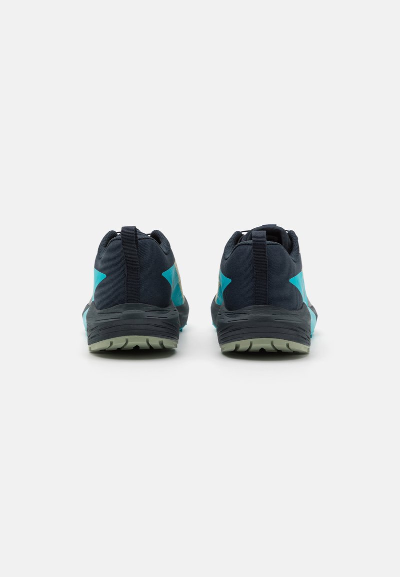 Zapatillas deportivas navy con acentos turquesas en el talón y los laterales, suelas de goma texturizada y tobillos acolchados para mayor comodidad.