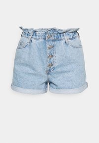 Shorts en denim bleu clair avec revers, taille élastique et fermeture à cinq boutons à l'avant. Présente un design de poche classique et une texture décolorée.