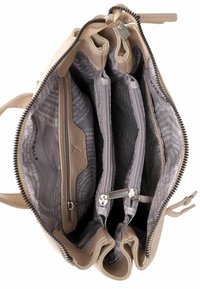 Bēša ādas rokassomu ar teksturētu ārpusi. Iekļauj rāvējslēdzēja augšdaļu un trīs iekšējus nodalījumus ar auduma oderi. Metālas detaļas aksesuāriem.