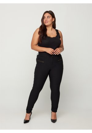 ENGANLIEGENDE  MIT REISSVERSCHLUSSDETAILS - Pantalon classique - black