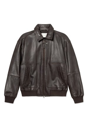 Jachetă bomber din piele maro închis, cu fermoar frontal, două buzunare mari în față, manșete striate și detaliu la guler, pe fundal alb.