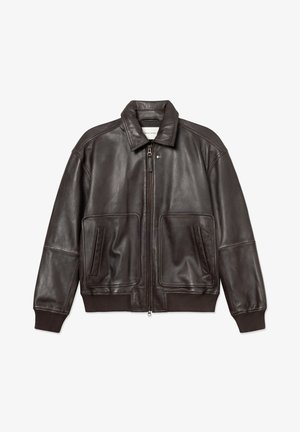 Tamsiai ruda odinė bombonešio striukė su priekiu užtrauktuku, dviem didelėmis priekinėmis kišenėmis, ribinėmis rankogaliais ir apykaklės detalėmis, ant balto fono.