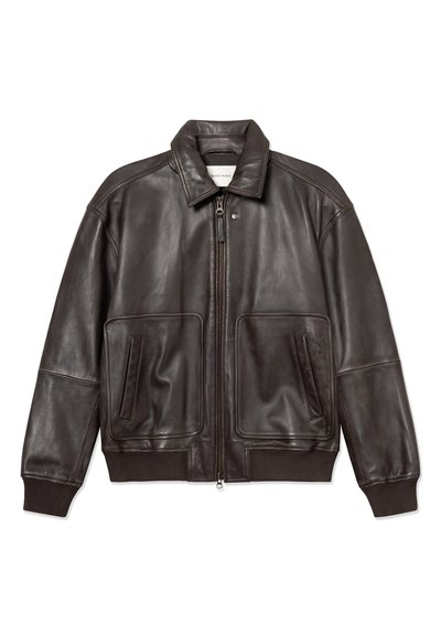 Sötétbarna bőr vadászdzseki elöl cipzárral, két nagy első zsebbel, bordázott mandzsettákkal és gallér részlettel, fehér háttéren.