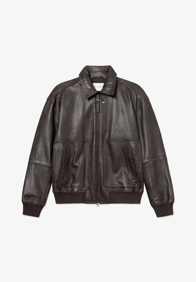 Sötétbarna bőr vadászdzseki elöl cipzárral, két nagy első zsebbel, bordázott mandzsettákkal és gallér részlettel, fehér háttéren.