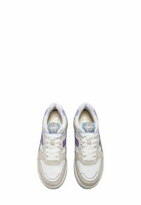 Sneaker con una combinazione di colori bianco, beige e viola; materiale in pelle liscia e mesh; punta rotonda e suole texturate. Lacci e marchio visibili.