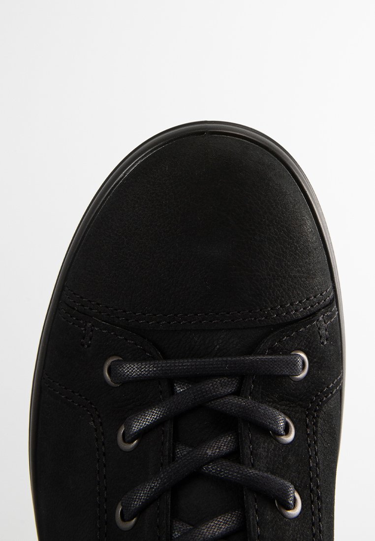 Sneaker high