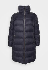 Marineblauer gepolsterter Mantel mit hohem Kragen und durchgehendem Reißverschluss. Verfügt über Seitentaschen und ein gestepptes Design, das eine weiche Textur schafft.