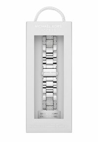 Correa de reloj de acero inoxidable, color plata, con acentos de cristal. Compatible con Apple Watch de 38mm y 40mm. Empaquetada en una caja blanca con exhibición transparente.
