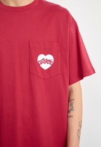 Carhartt WIP AMOUR POCKET - Triko s potiskem - tuscany/white