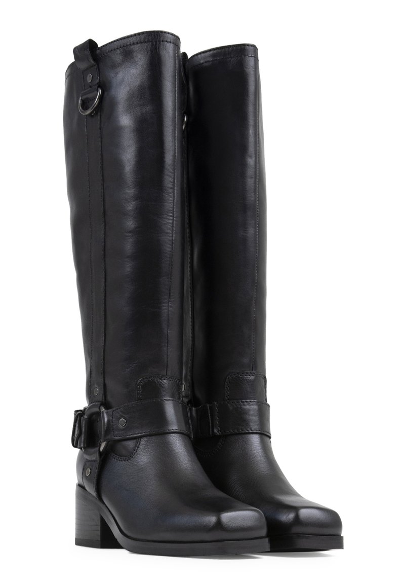 Bottes en cuir noires montantes avec une finition lisse, présentant une large sangle à la cheville avec une boucle et un petit talon carré.