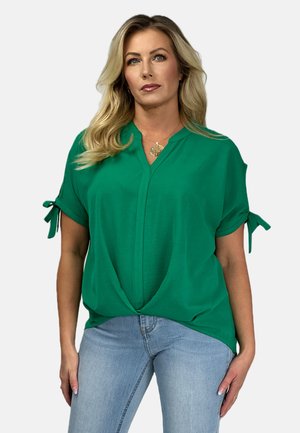 Grüne Kurzarmbluse mit V-Ausschnitt und gebundenen Ärmeln, mit einem Vorderfalten-Design. Hergestellt aus leichtem, glattem Stoff.