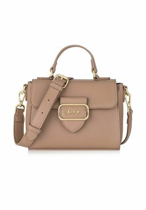 Beżowa torebka z sztucznej skóry o strukturalnym designie, z złotymi akcentami, górnym uchwytem i odpinanym paskiem na ramię. Przednia klapa z detalem logo.