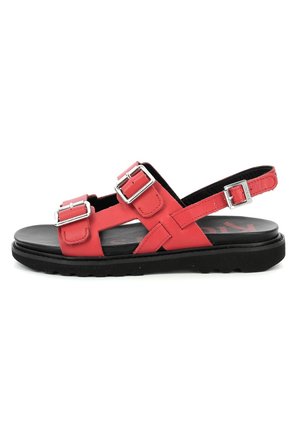 Sandales en cuir rouge avec deux sangles réglables et boucles en argent. Semelle en caoutchouc noir avec un motif texturé pour une bonne adhérence. Design à dos ouvert.