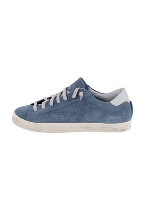 Les baskets en suède bleu présentent des lacets gris, des perforations sur les côtés et une semelle en caoutchouc blanc. Le talon a un accent gris pour un détail supplémentaire.