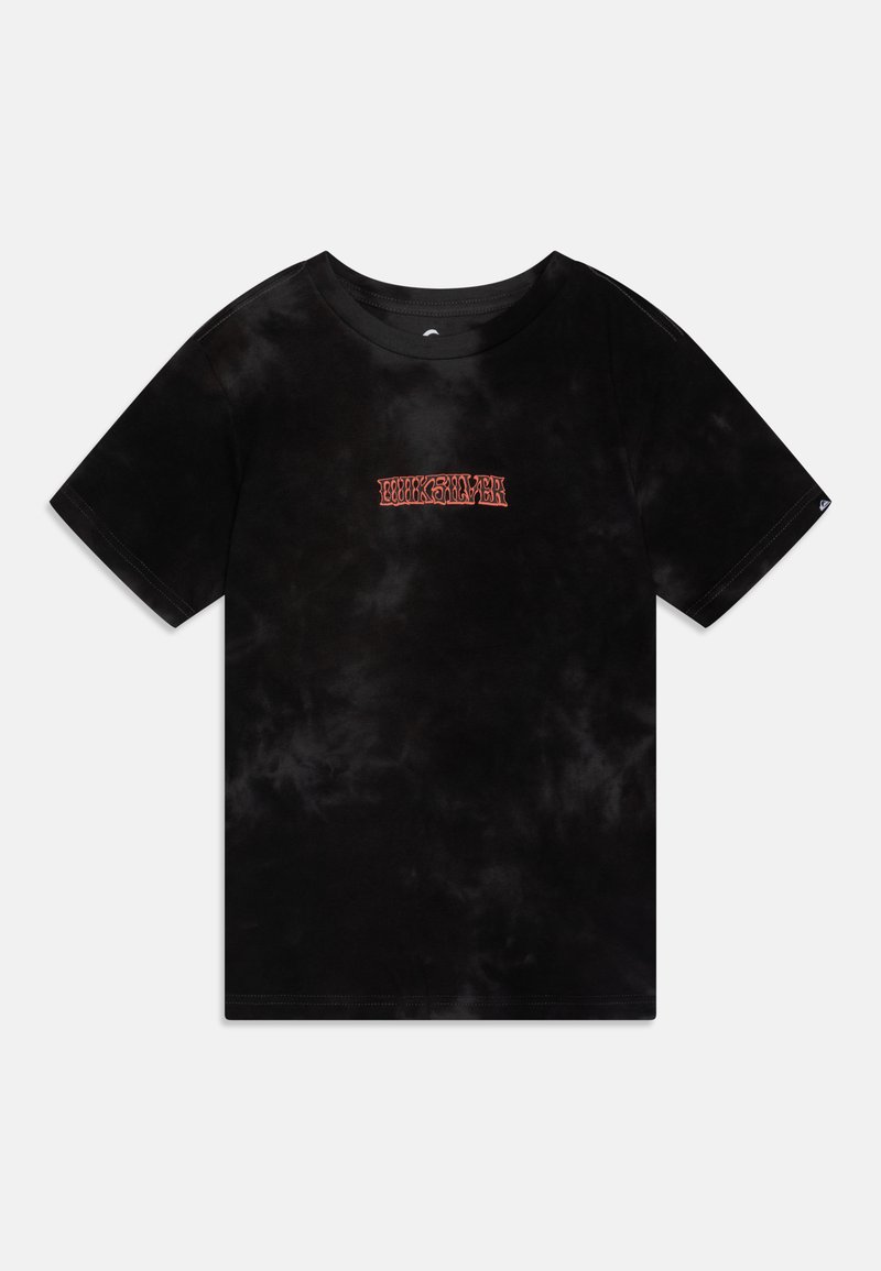 Camiseta de manga corta con estampado de tie-dye en negro, que presenta un logotipo de marca rojo en una fuente texturada en el pecho, cuello redondo y un corte relajado.