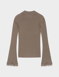 Μπλούζα ταυπέ με μακριά μανίκια και ριμπ ύ φανση, με φαρδιά μανσέτα διακοσμημένη με κρόσια και μικρό μυτερό γιακά, εμφανιζόμενη από πίσω.