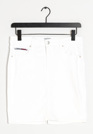 Witte denim rok met voorzakken, knoop- en ritssluiting, hangend aan een zwarte hanger tegen een witte achtergrond.