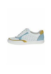 Fehér sneaker kék és sárga részletekkel, perforált dizájnnal a felső részen, fűzős elöl és gumitalppal.