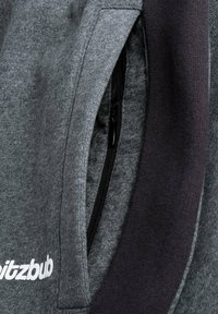 Grauer Hoodie mit glatter, weicher Textur. Verfügt über eine Reißverschlusstasche, kontrastierende dunkelgraue Akzente und weiße "itzbub"-Markierung.