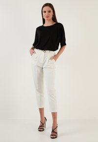 LELA LOOSE FIT - Jednoduché tričko - black