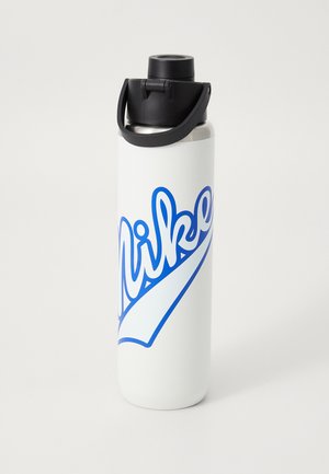 Witte roestvrijstalen waterfles met een zwarte dop en een handvat, met een opvallend blauw Nike-logo in cursieve letters.